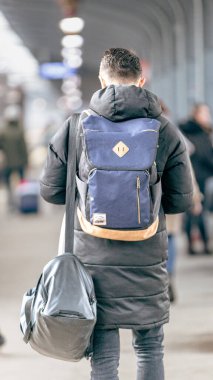 Bükreş Kuzey Tren İstasyonu 'nda tren bekleyen insanlar (Gara de Nord Bucuresti)