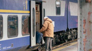 Bükreş Kuzey Tren İstasyonu 'nda tren bekleyen insanlar (Gara de Nord Bucuresti)