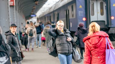 Bükreş Kuzey Tren İstasyonu 'nda tren bekleyen insanlar (Gara de Nord Bucuresti)