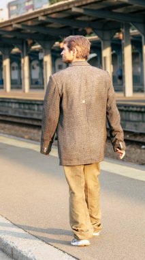 Bükreş Kuzey Tren İstasyonu 'nda tren bekleyen insanlar (Gara de Nord Bucuresti)