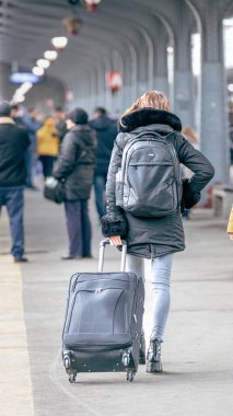 Bükreş Kuzey Tren İstasyonu 'nda tren bekleyen insanlar (Gara de Nord Bucuresti)