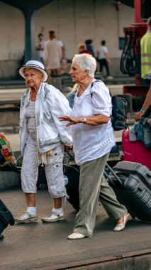 Bükreş Kuzey Tren İstasyonu 'nda tren bekleyen insanlar (Gara de Nord Bucuresti)