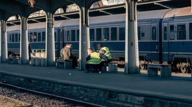 Bükreş Kuzey Tren İstasyonu 'nda tren bekleyen insanlar (Gara de Nord Bucuresti)