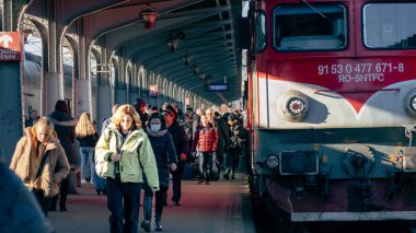 Bükreş Kuzey Tren İstasyonu 'nda tren bekleyen insanlar (Gara de Nord Bucuresti)