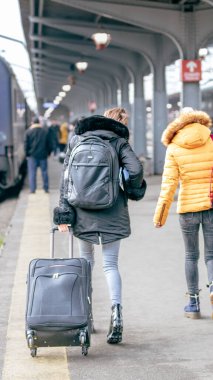Bükreş Kuzey Tren İstasyonu 'nda tren bekleyen insanlar (Gara de Nord Bucuresti)