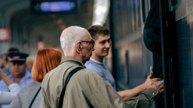 Bükreş Kuzey Tren İstasyonu 'nda tren bekleyen insanlar (Gara de Nord Bucuresti)