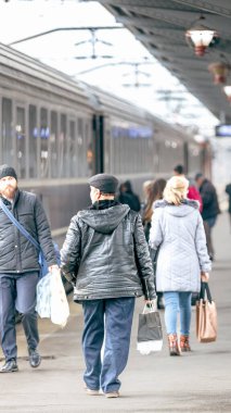 Bükreş Kuzey Tren İstasyonu 'nda tren bekleyen insanlar (Gara de Nord Bucuresti)