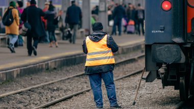 Bükreş Kuzey Tren İstasyonu 'nda tren bekleyen insanlar (Gara de Nord Bucuresti)