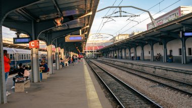 Bükreş Kuzey Tren İstasyonu 'nda tren bekleyen insanlar (Gara de Nord Bucuresti)