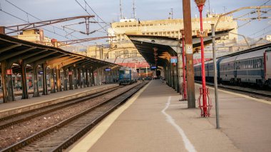 Bükreş Kuzey Tren İstasyonu 'nda tren bekleyen insanlar (Gara de Nord Bucuresti)