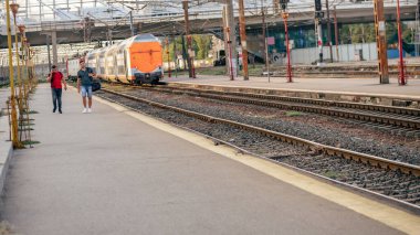 Bükreş Kuzey Tren İstasyonu 'nda tren bekleyen insanlar (Gara de Nord Bucuresti)