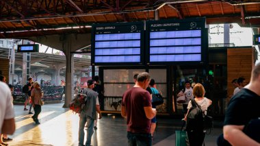 Bükreş Kuzey Tren İstasyonu 'nda tren bekleyen insanlar (Gara de Nord Bucuresti)