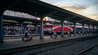 Bükreş Kuzey Tren İstasyonu 'nda tren bekleyen insanlar (Gara de Nord Bucuresti)
