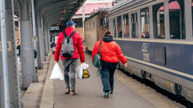 Bükreş Kuzey Tren İstasyonu 'nda tren bekleyen insanlar (Gara de Nord Bucuresti)