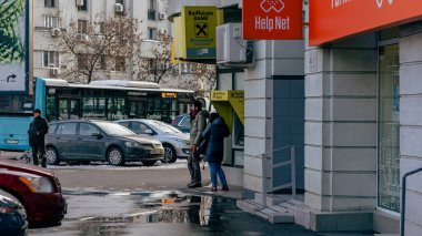 Bükreş Kuzey Tren İstasyonu 'nda tren bekleyen insanlar (Gara de Nord Bucuresti)