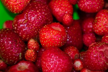 Yukarıdan taze kırmızı çilekler. Olgun çilek