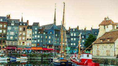 Honfleur, Fransa 'nın Normandiya şehrinde ünlü bir liman köyüdür.