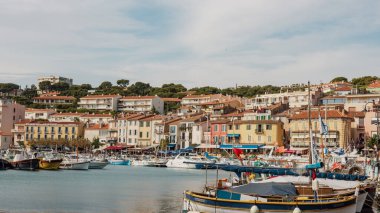Cassis 'in renkli limanı, Güney Fransa Provence