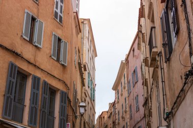 Bonifacio kasabası, Korsika Adası, Fransa 'daki ortaçağ kalesi.