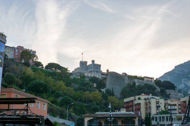 Monte Carlo marinası ve şehir manzarasının panoramik görüntüsü. Monako Prensliği, Fransız Rivierası