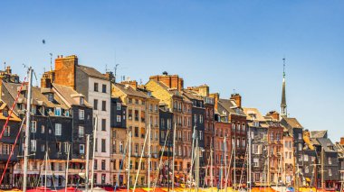 Honfleur, Fransa 'nın Normandiya şehrinde ünlü bir liman köyüdür.