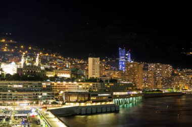 Monte Carlo marinası ve şehir manzarasının panoramik görüntüsü. Monako Prensliği, Fransız Rivierası