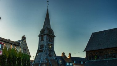 Honfleur, Fransa 'nın Normandiya şehrinde ünlü bir liman köyüdür.