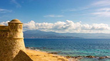 Ajaccio 'daki La Citadelle, Eski taş kale ve Fransa' nın Korsika kentindeki kumlu plaj.