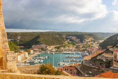 Bonifacio kasabası, Korsika Adası, Fransa 'daki ortaçağ kalesi.