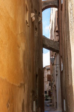 Bonifacio kasabası, Korsika Adası, Fransa 'daki ortaçağ kalesi.