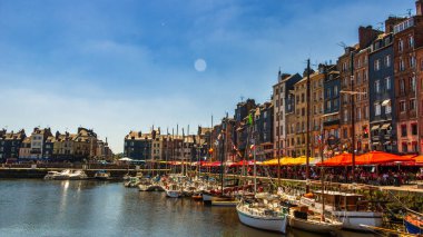 Honfleur, Fransa 'nın Normandiya şehrinde ünlü bir liman köyüdür.