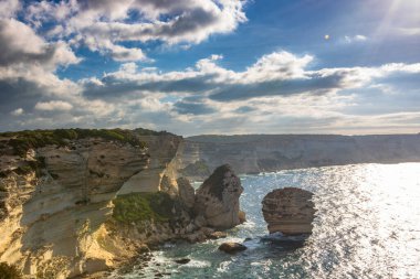 Bonifacio kasabası, Korsika Adası, Fransa 'daki ortaçağ kalesi.