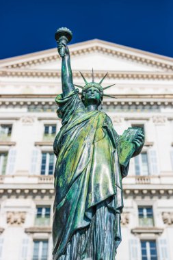 Fransa 'nın Nice kentindeki Gezinti Güvertesi' nde Bartholdi tarafından yapılan Özgürlük Heykeli