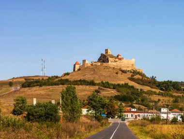 Romanya 'nın Transilvanya kentindeki ünlü Rupea kalesi. Rupea Kalesi (Cetatea Rupea), Romanya, 2022