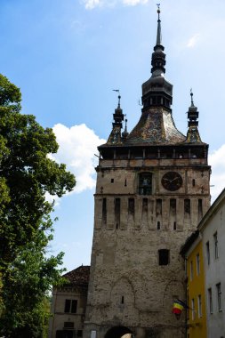 Sighisoara şehrinin ortaçağ güçlendirilmiş kalesi ve ünlü Saat Kulesi