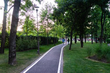 Güzel şehir parkı ve Bükreş, Romanya, 2023 'te eğlenen insanlar.