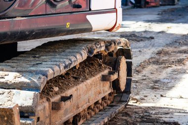 İnşaat alanında çalışan endüstriyel kazıcıların ayrıntıları