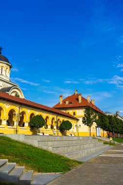 Romanya 'nın Alba Iulia kentinde güneşli bir günde Ortodoks Katedrali manzarası, 2021