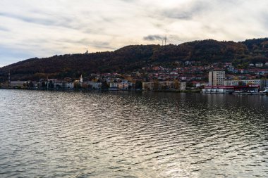 Tuna nehri ve Orsova şehri, deniz manzarası. Orsova, Romanya, 2020