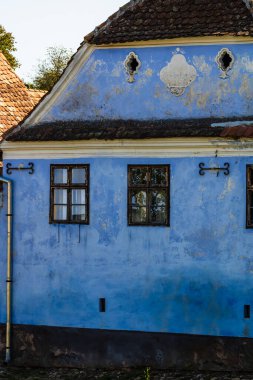 Romanya 'daki Viscri köyünün manzarası. Romanya 'nın Viscri kentindeki ortaçağ Sakson köyündeki geleneksel evleri boyamış.