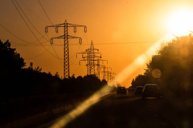Trafiğin en yoğun olduğu saatte. Bükreş, Romanya, 2021 'de trafik sıkışıklığı, gün batımında yola çıkan arabalar