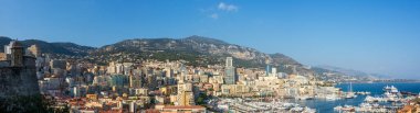 Monte Carlo marinası ve şehir manzarasının panoramik görüntüsü. Monako Prensliği, Fransız Rivierası