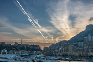 Monte Carlo marinası ve şehir manzarasının panoramik görüntüsü. Monako Prensliği, Fransız Rivierası