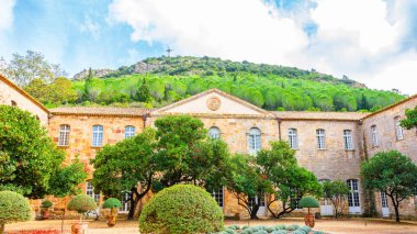 Fontfroide Abbey veya Abbaye de Fontfroide, Fransa 'nın gotik duvar ve kemerlerindeki manastır.