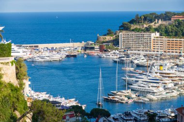 Monte Carlo marinası ve şehir manzarasının panoramik görüntüsü. Monako Prensliği, Fransız Rivierası