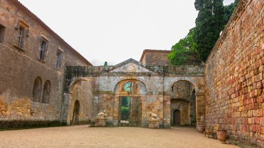 Fontfroide Abbey veya Abbaye de Fontfroide, Fransa 'nın gotik duvar ve kemerlerindeki manastır.