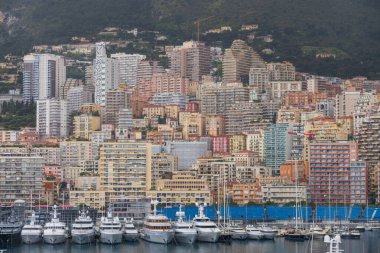 Monte Carlo marinası ve şehir manzarasının panoramik görüntüsü. Monako Prensliği, Fransız Rivierası