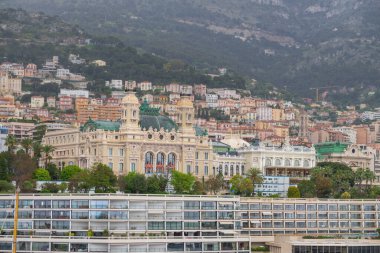 Monte Carlo marinası ve şehir manzarasının panoramik görüntüsü. Monako Prensliği, Fransız Rivierası