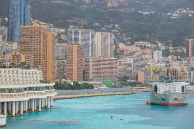 Monte Carlo marinası ve şehir manzarasının panoramik görüntüsü. Monako Prensliği, Fransız Rivierası