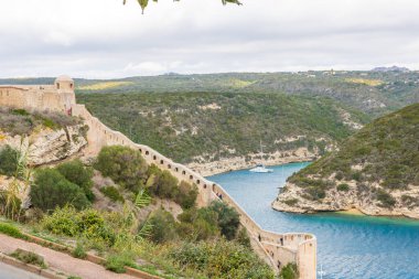 Bonifacio kasabası, Korsika Adası, Fransa 'daki ortaçağ kalesi.